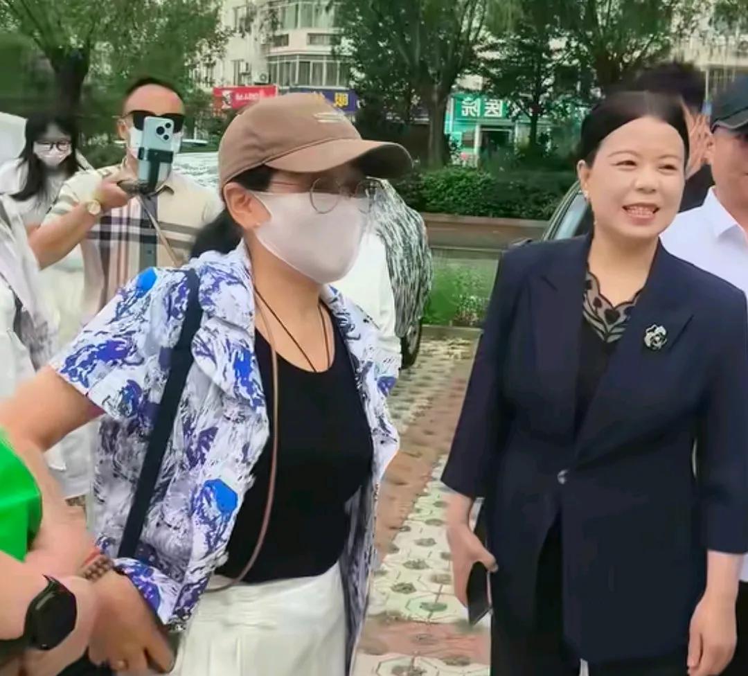 柴桑大姐说到小熊在庭上的表现，真的是一言难尽！小熊居然直呼老姚的名字，大姐