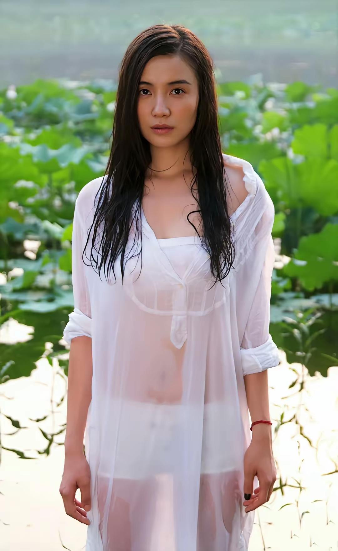 早期的宋佳，无美颜无滤镜这股青涩的美太绝了就是很抓人眼球，让人想多看一眼你