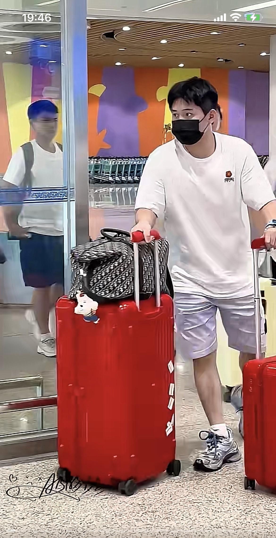 林诗栋到厦门了。小石头拿着两个红色箱子，一个黑色包。不是红色三件套了。小石头到