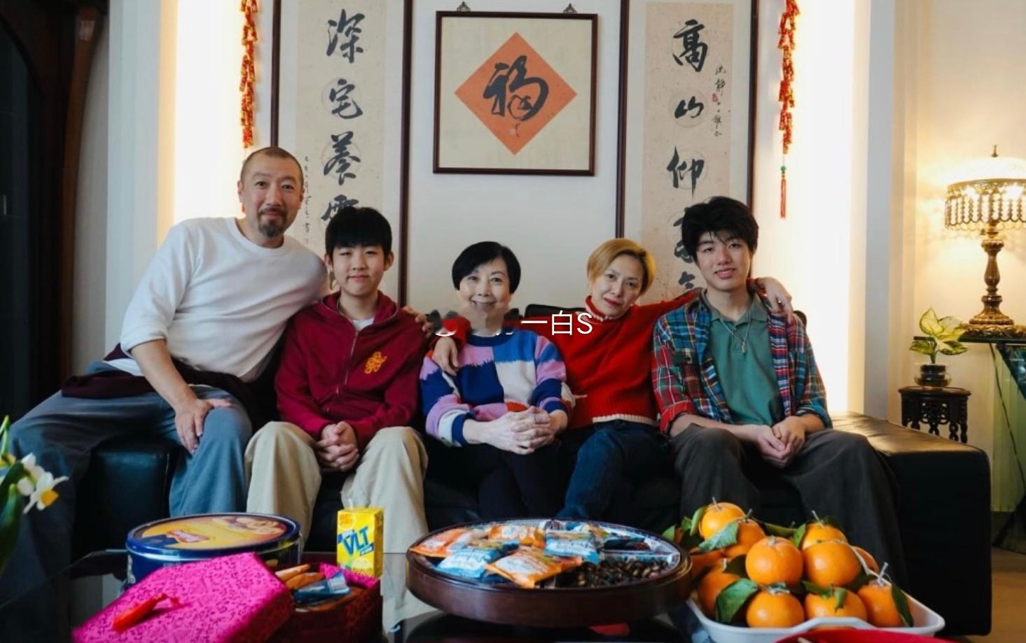 陈慧琳的老公刘建浩的姐姐晒出的新年合照里透露了陈慧琳的两个儿子刘升（2009年出