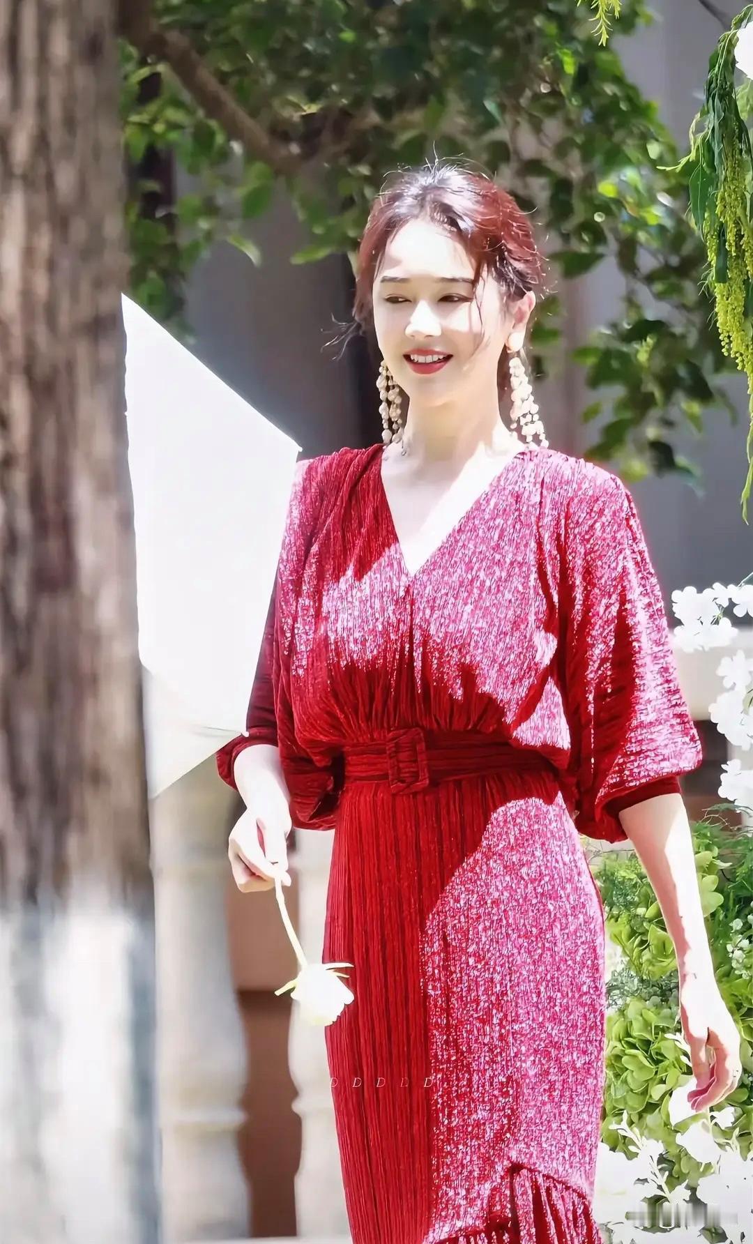 左小青红裙路透流出，氛围感韵味直接拉满，身材与皮肤状态都十分出众。​​​