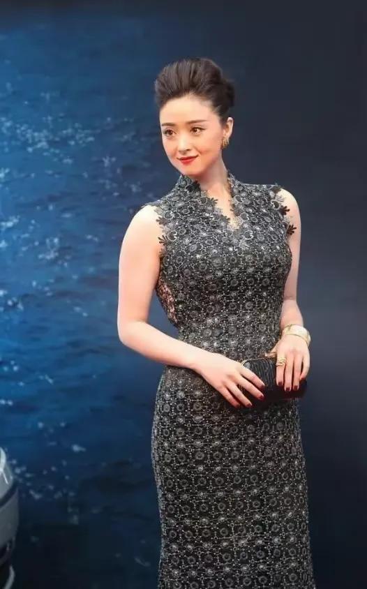 原来蒋欣的好身材一直都被低估，当她穿上紧身的“孔雀裙”，凹凸有致的比例感也太迷人
