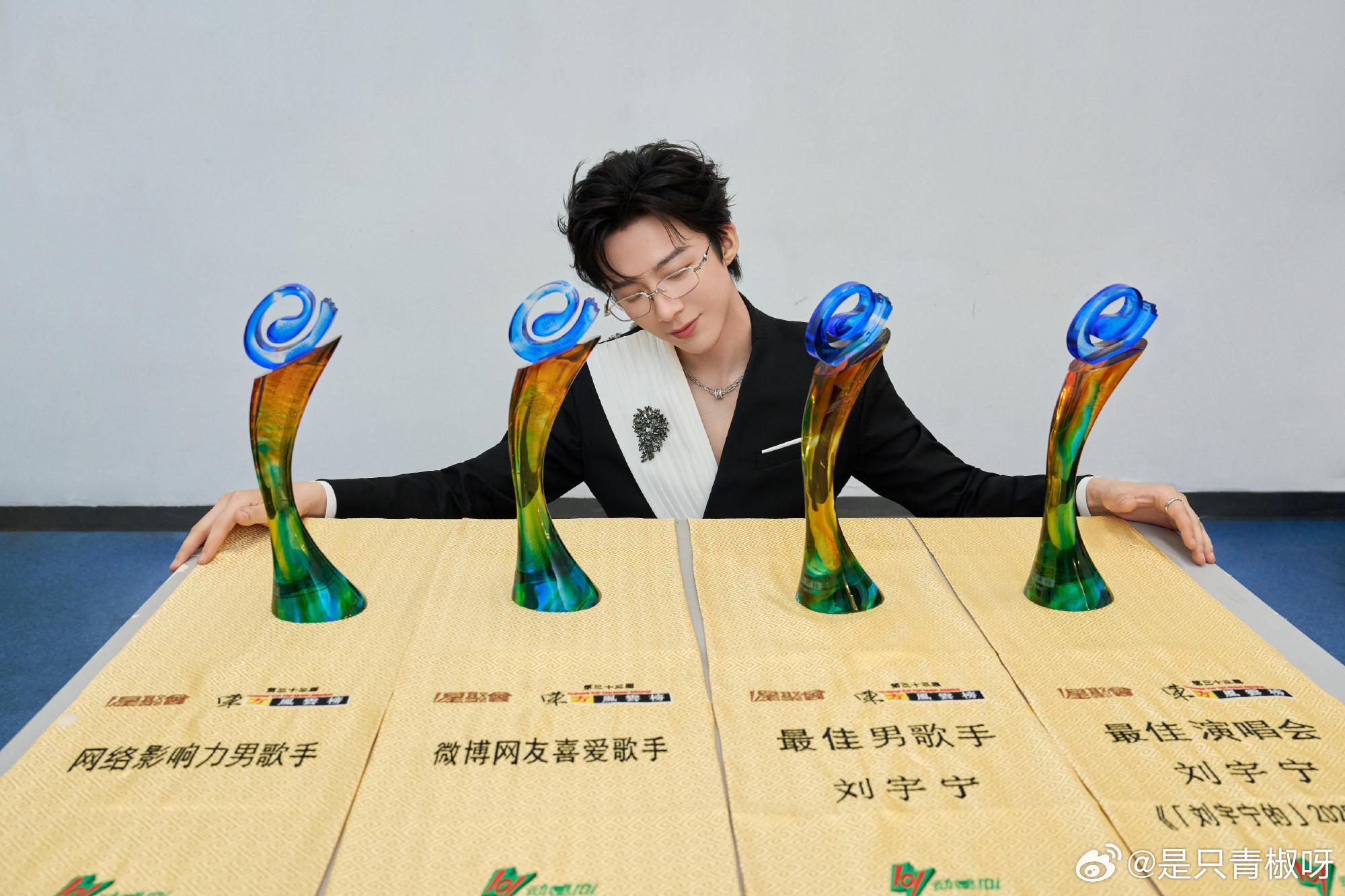 刘宇宁和四座奖杯合影刘宇宁恭喜歌手刘宇宁，实至名归继续期待你未来的精彩舞台刘宇宁