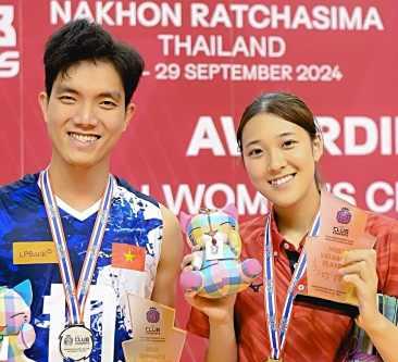 阮氏碧泉和日本女排甜妹的合影。正处在性别争议之中的越南女排头号球星阮氏碧泉，其过