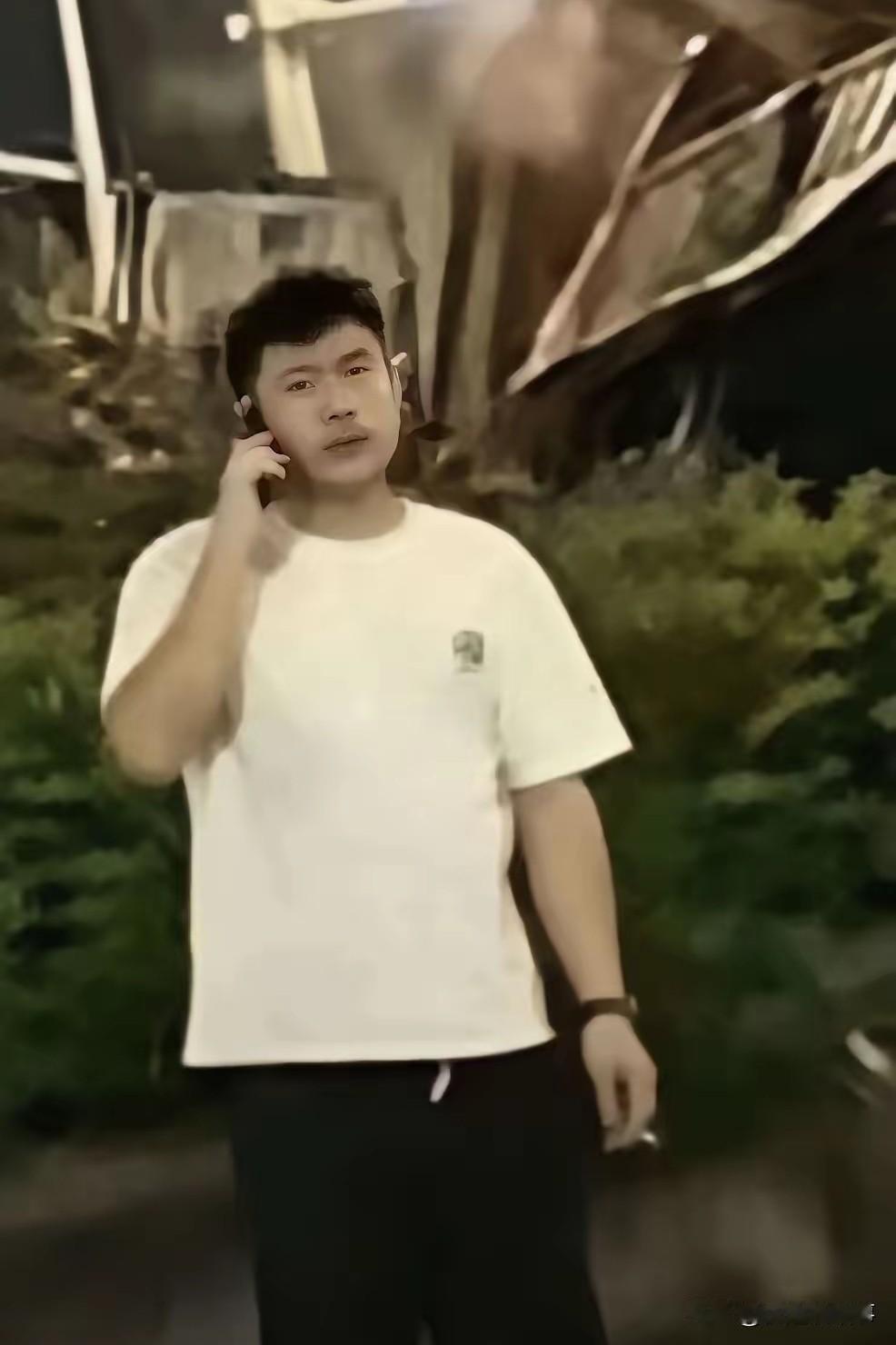 佛山白车司机变道急刹致车飞人伤，自己淡定抽烟打电话！人命不如一根烟？6月6日晚，