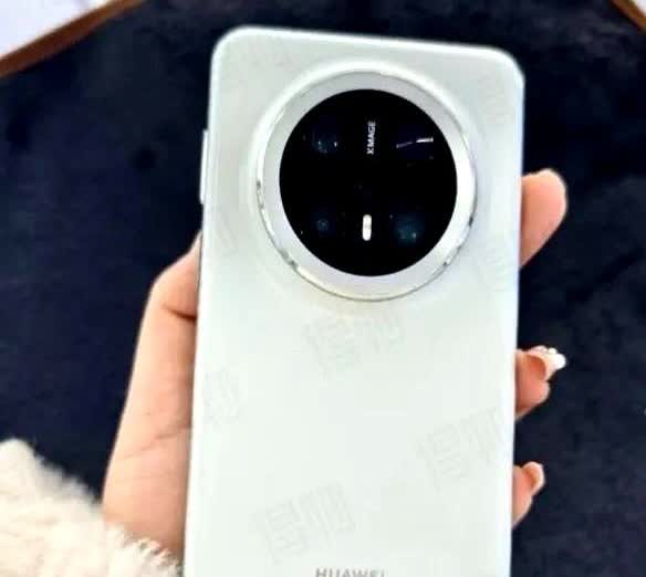 上周纪念日，老公送了我一台华为Mate70Pro，墨玉青的配色低调又大气。