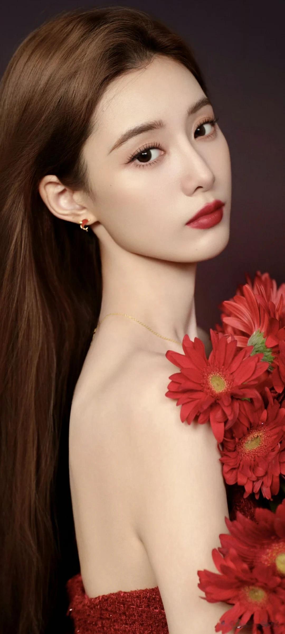 徐艺洋壁纸写真～与红菊同框，性感与温柔都藏在画面里！