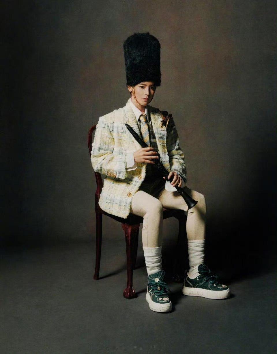 好难评的造型侯明昊一上线天塌了。这个照片感觉是认不出的程度，脸已经这么帅了都很难