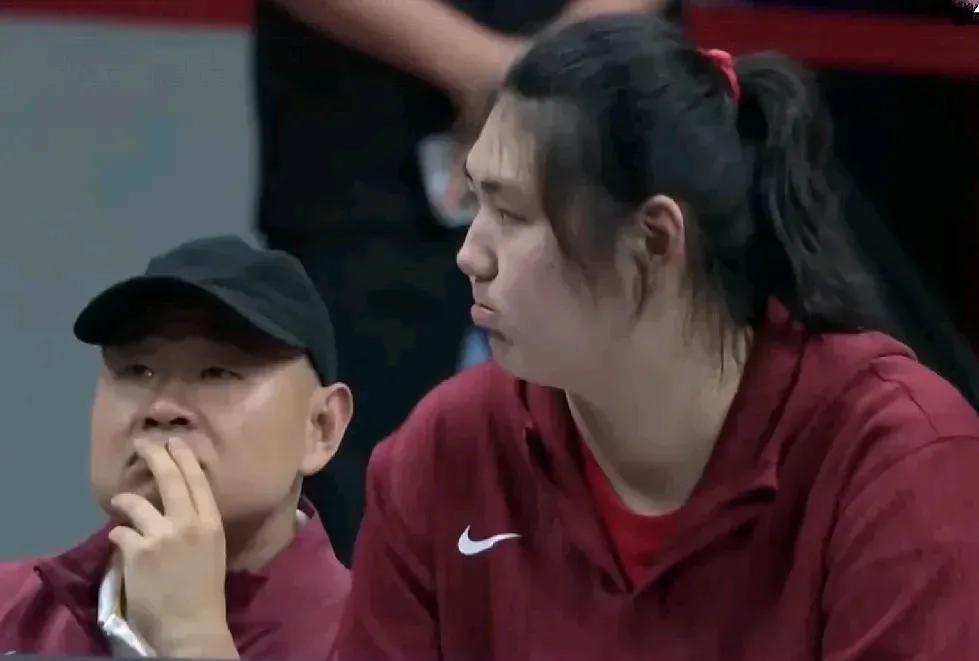 中国女篮对阵澳大利亚女篮的第二场热身赛，张子宇依然缺席了比赛，对于现场想看张子宇
