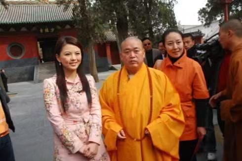 这事儿又被翻出来了，李湘当年穿黑丝采访释永信，寺庙里，她坐方丈对面，镜头下黑