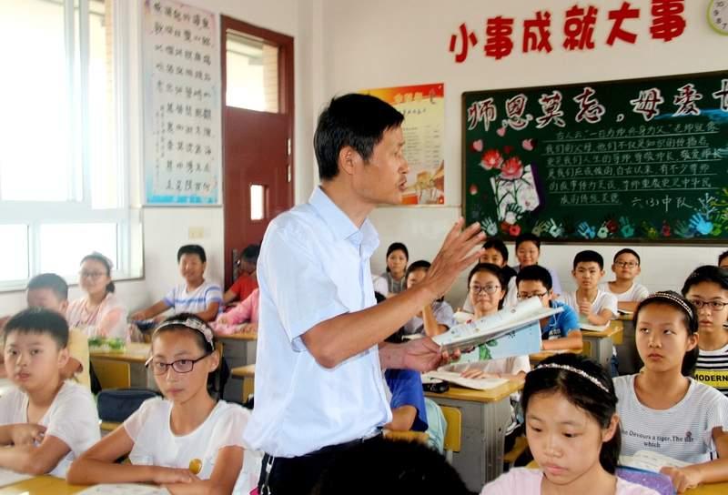 说起教师的绩效工资的时候，有网友说，他教两个班的主课，课时工作量饱和。可是一个学