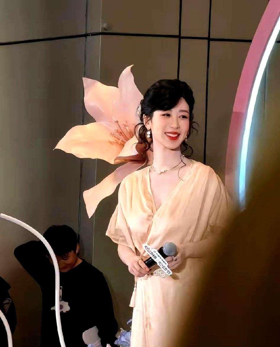 我朋友有幸在北京看到了杨紫，她跟我说，杨紫最神奇的地方不是美貌。朋友说她往那一