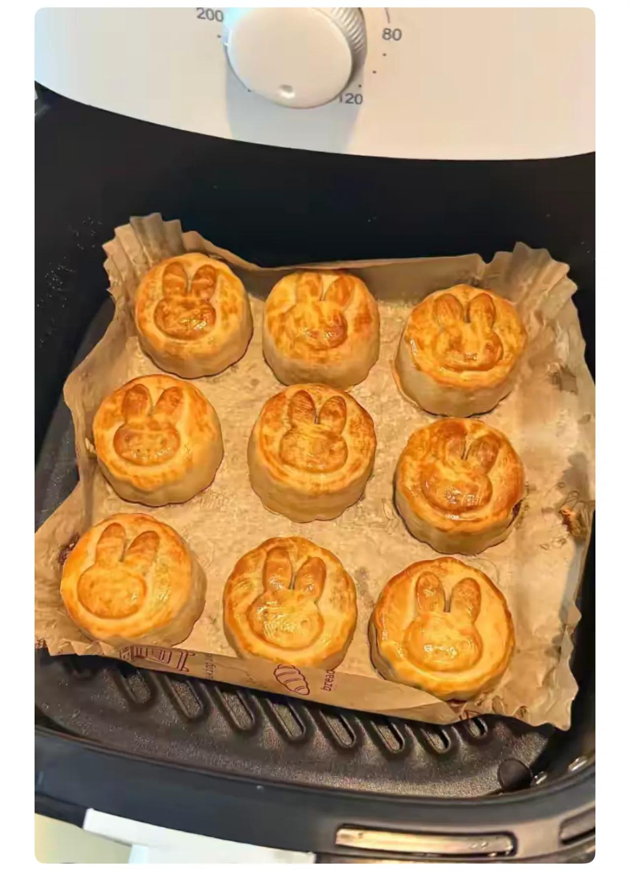 昨天做了35个月饼，婆婆给小姑子拿走20个。小姑子却反问我：嫂子你做月