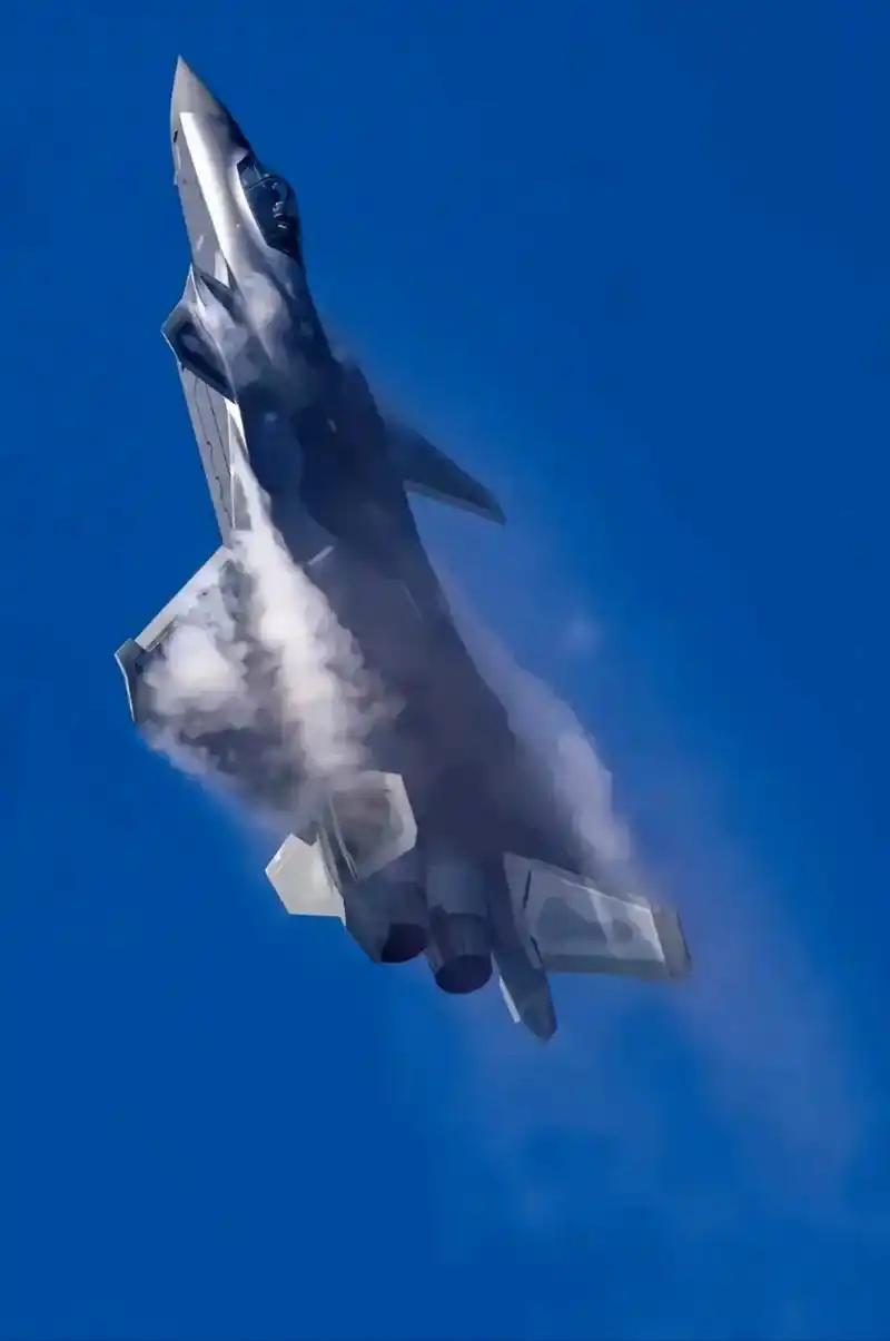 任何一个国家的四代机都可以击落中国的五代机歼20，而美国不但找到了歼20的弱点，