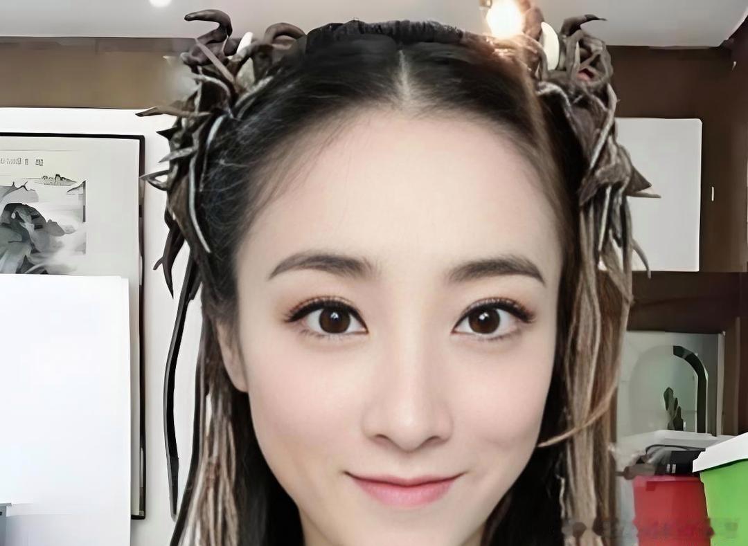 张艺谋把她开除了，为了报复张艺谋，她转头举报了张艺谋超生。后来，张艺谋因此被罚款