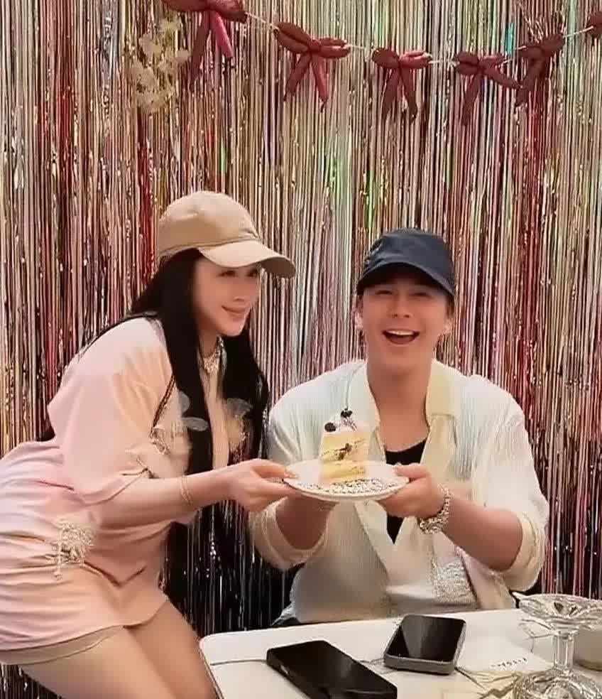 43岁的张伦硕，大概是不会走离婚这一步的要说原因，其实一点不复杂