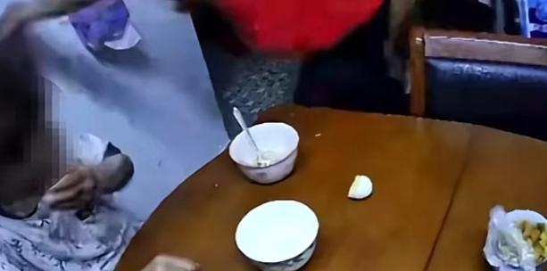 知人知面不知心！江苏南京，黄女士发现85岁的外婆最近行为有些怪异，总是眼神恍