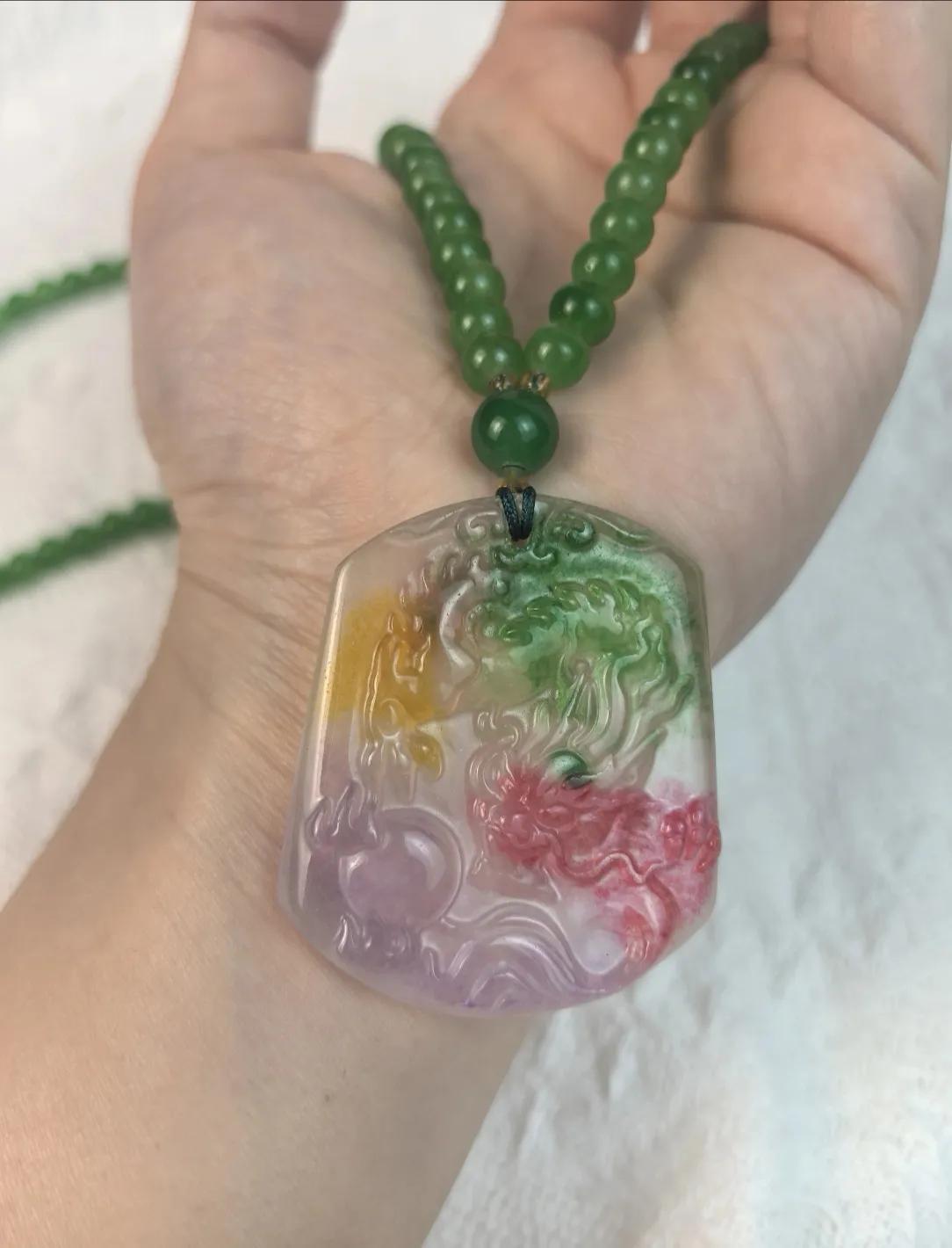 婆婆去三亚旅游买回来的玉牌，说是花了2万8千元。有懂的人帮忙看看，这是捡漏还是亏