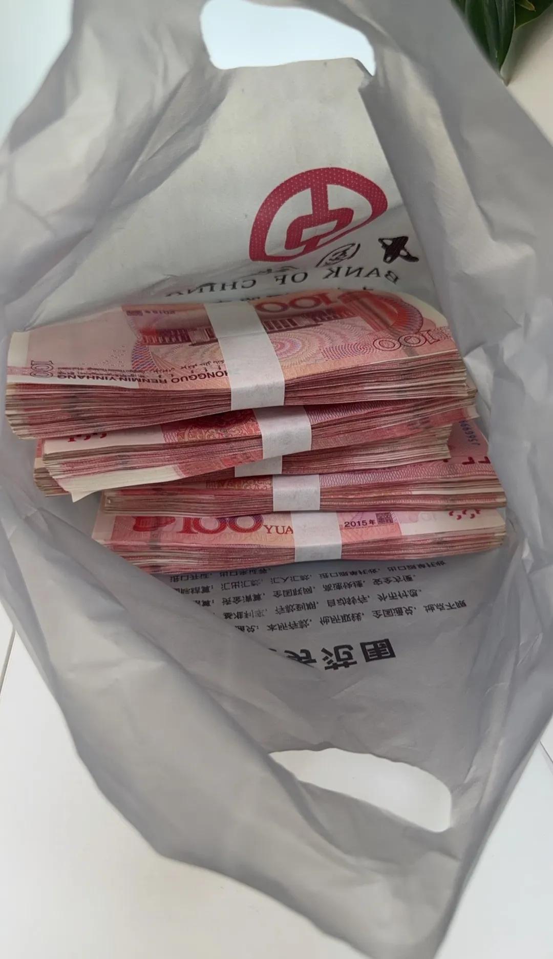 今天我的公公不请自到，自己一个人开车来送钱的，说是婆婆被要好的老姐妹，约了去杭州
