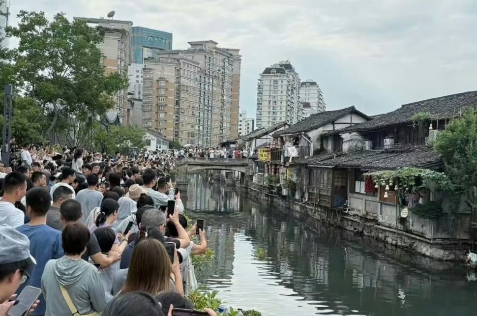 7个葫芦意外走红之后，当地成了网红打卡点，可也给种植葫芦的老两口带来不小的困扰。