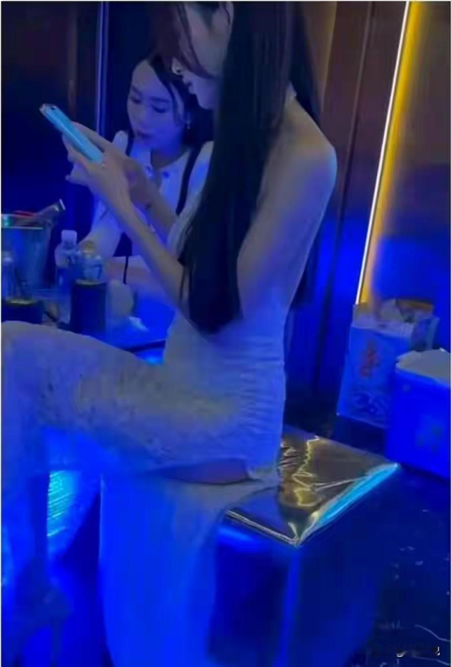 就凭这姑娘的坐姿，工资就不会低。再看她一直在打字，业务肯定是不愁的，妥妥的高收