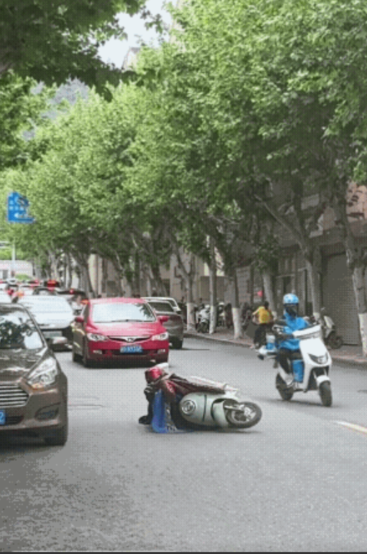 这次“不敢扶”的人理直气壮，不是没有人性，是怕说不清楚！4月26日，浙江金华，一