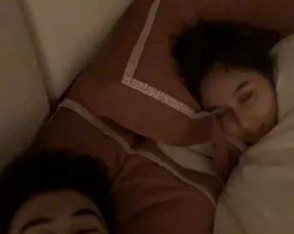 何猷君外网发与妹妹同床照，配文“每个人都会犯错”引歧义，被网友恶意解读为兄妹关系