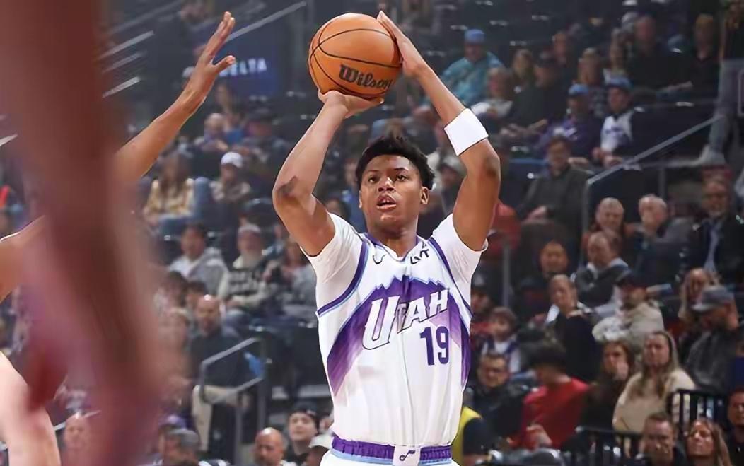 可以肯定，他是25届最出色的新秀之一！作为选秀大年的前四顺位，弗拉格、克尼佩尔