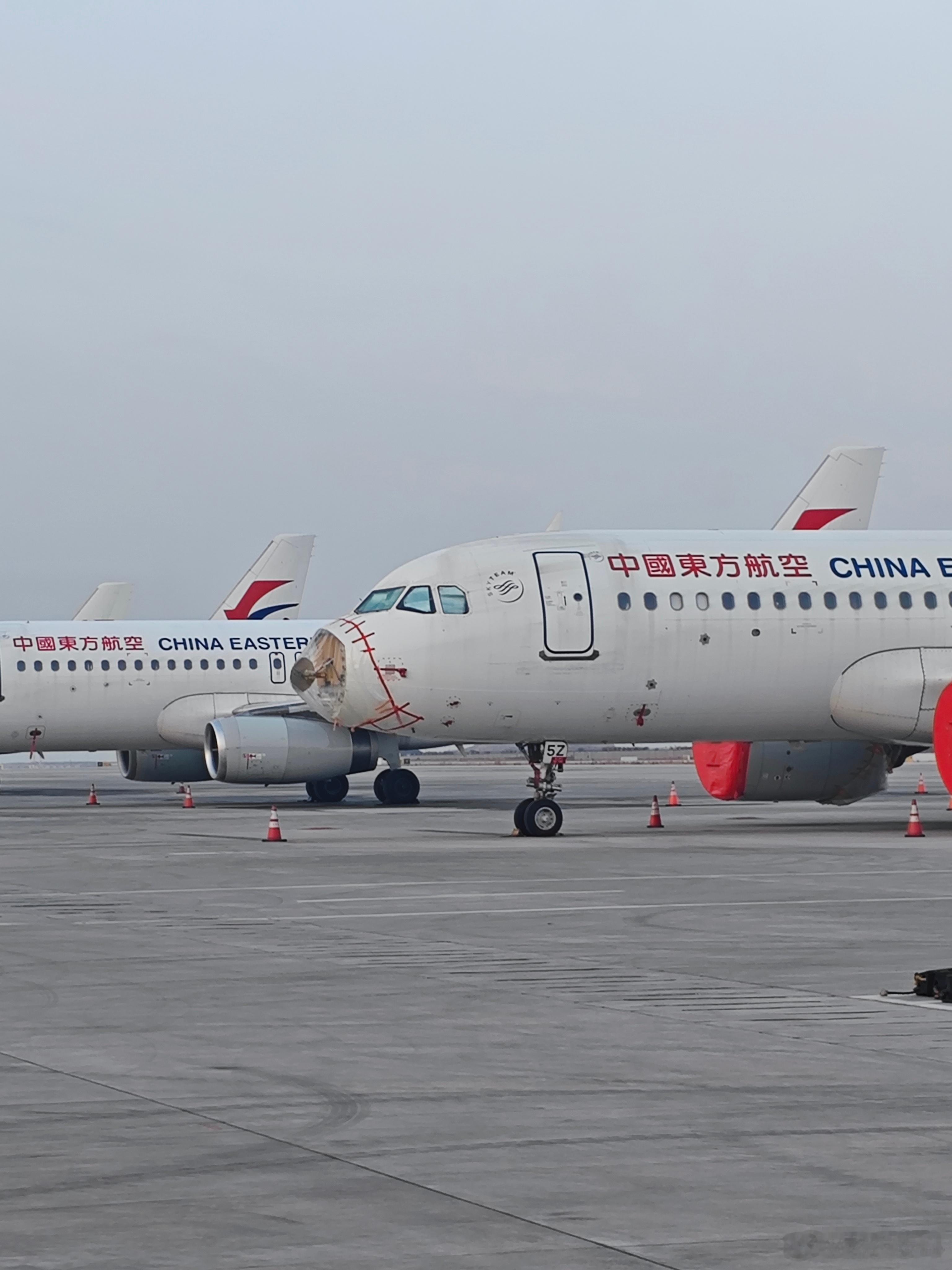 这架东航B305Z是怎么回事？雷达罩损坏，发动机也被塑料布包裹。咸阳·西安咸阳国