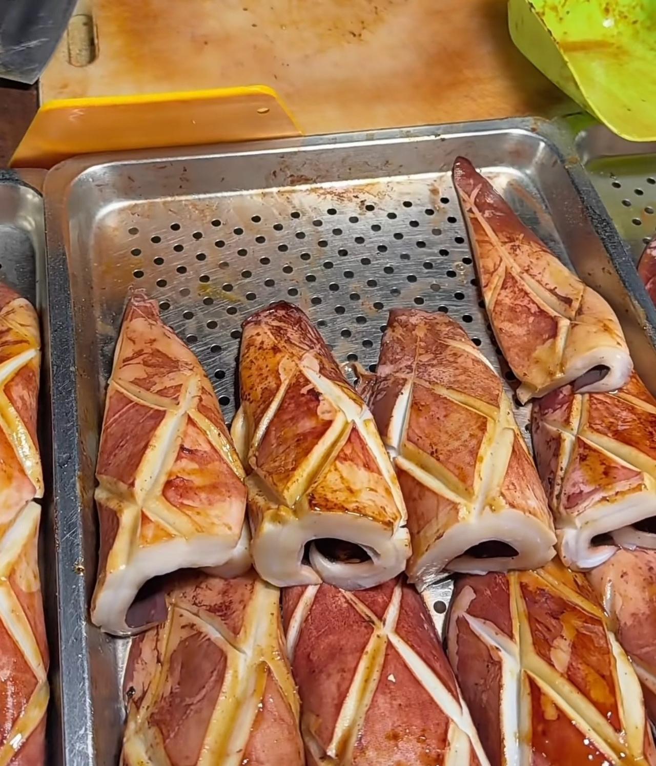 汪小菲去夜市带儿子见世面，结果被8岁的儿子上了一课。摊主老远就喊“霖霖来啦”。