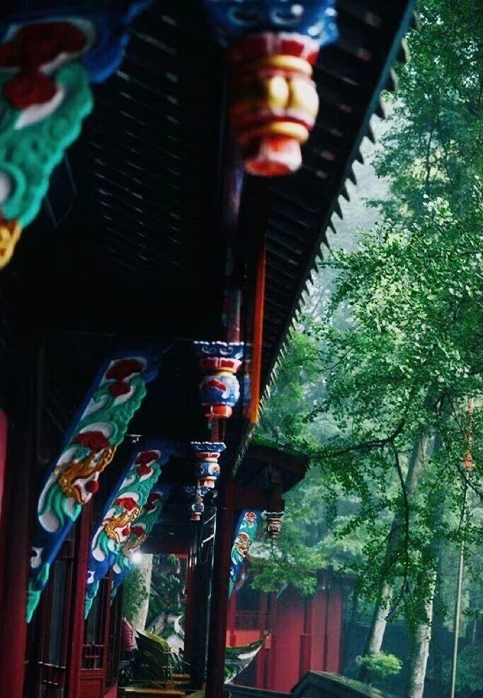 心穷志愿者在学校门口放了免费的水，供考生使用有人发现，一个大妈频繁去取水，然