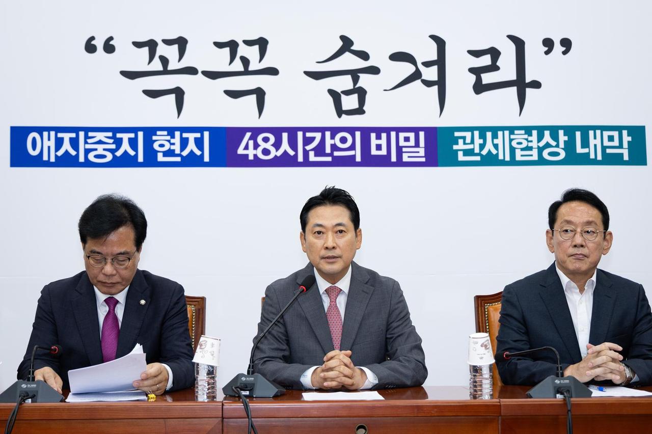 韩国媒体消息，13日的国政监察中国民力量党代表张东赫批评共同民主党在国政监察中“