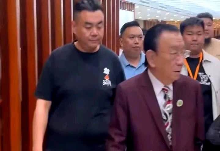 侯耀华再次霸气侧漏！这次他来到的地方，不是杨议的相声园子，而是张伯鑫的全