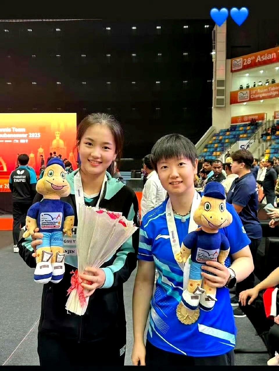 印度亚锦赛颁奖仪式后，韩国乒乓球选手金娜英与孙颖莎合影！韩国选手主动找过来，看