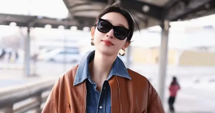 张俪穿搭秘籍:棕色皮夹克+牛仔衬衫+阔腿裤,解锁时髦减龄感!