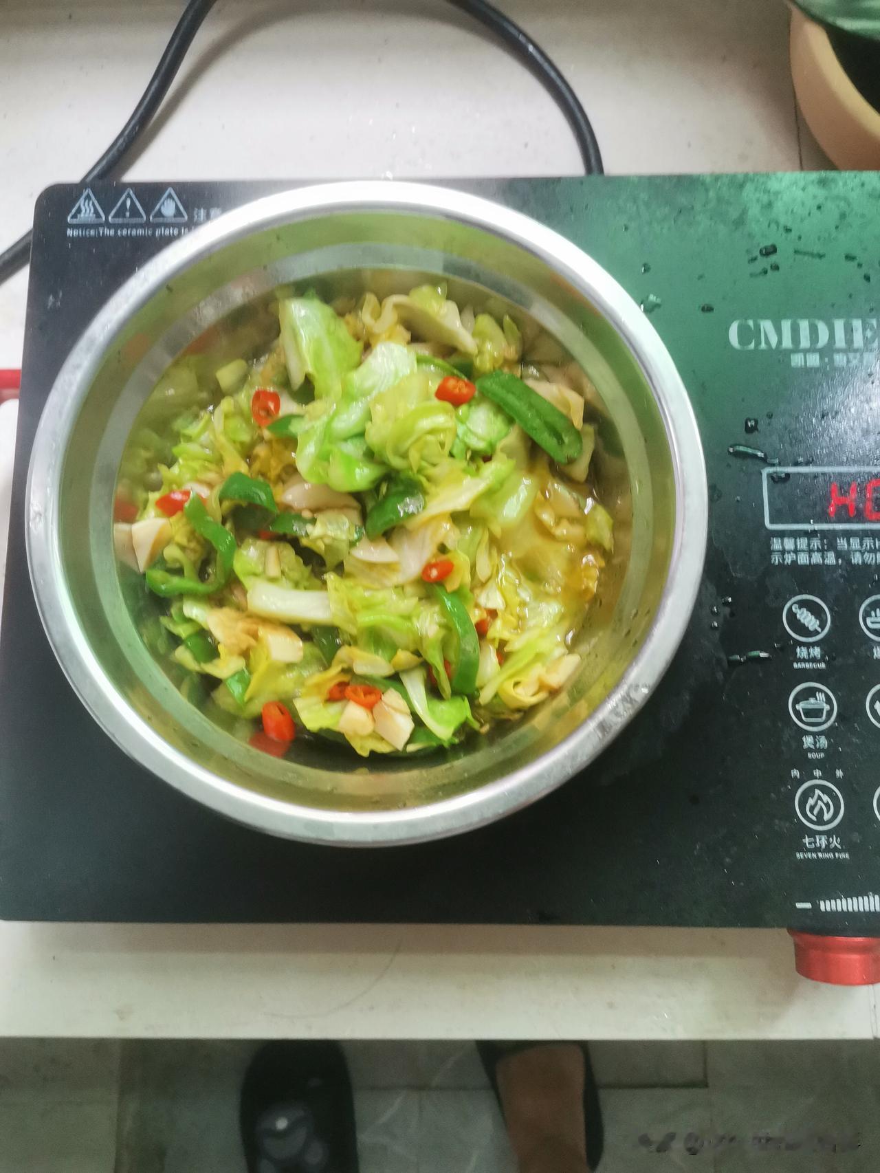 周未一个人简简单单对付了只花了8块钱自己动手，一个酸辣包菜感觉比大鱼大肉