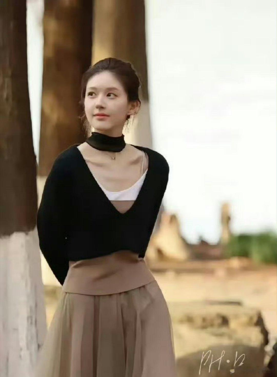 以为赵露思的这件衣服是镂空的，没想到是叠出穿的，还叠穿了三层