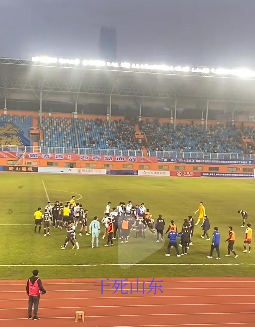 鲁超决赛出现了非常非常不和谐的一幕，这不是因为青岛球队和山大的大学生打架。而是在