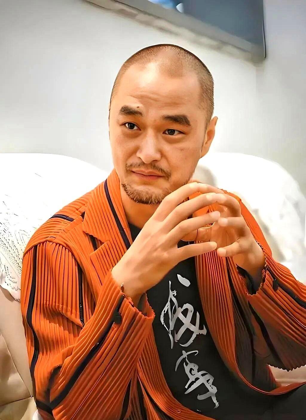 “身家上亿”的北京协和医学博士冯唐，再次抛出惊人“言论”，他说：“没事不要和任何