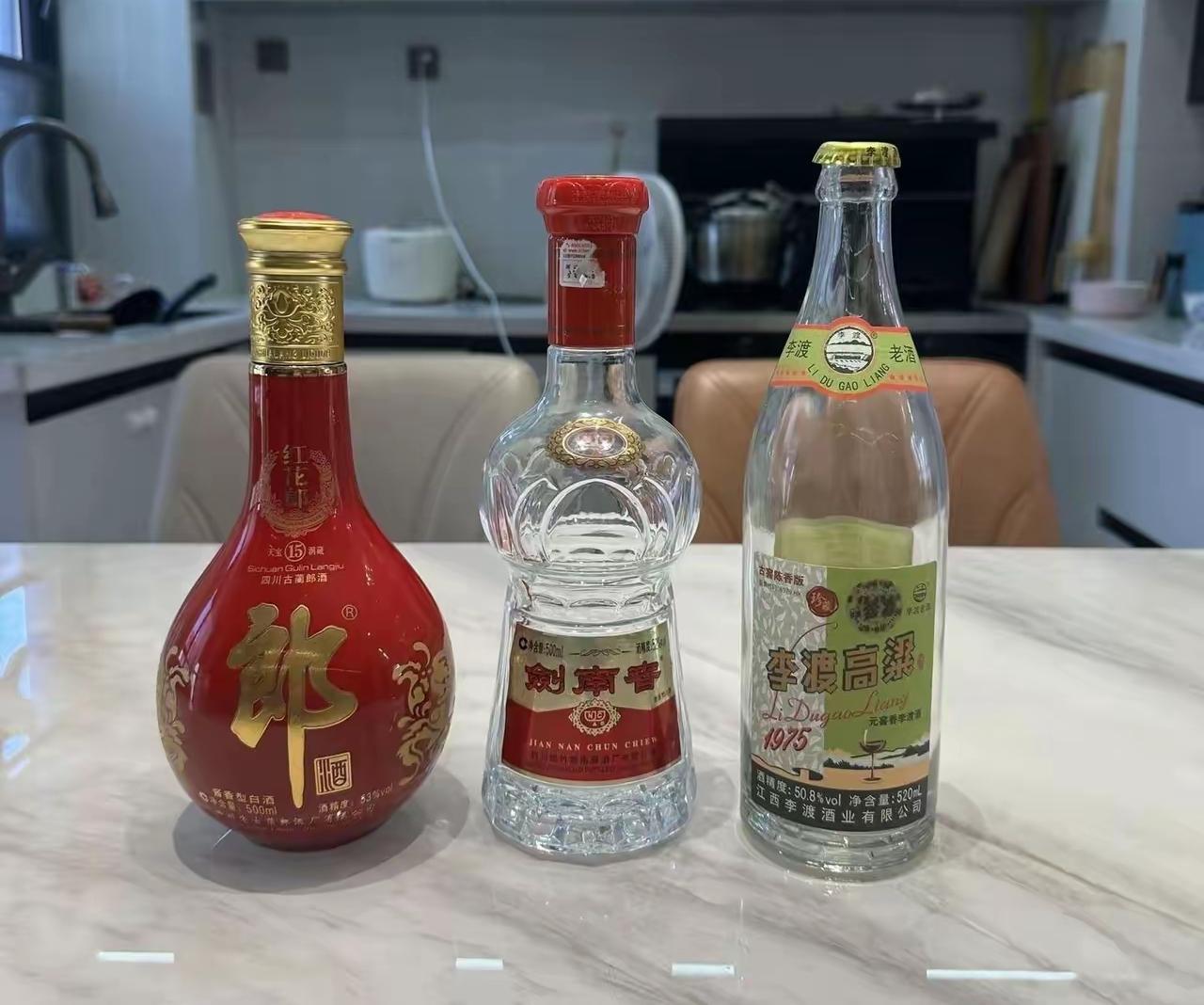 酒桌上放上红花郎15、剑南春水晶剑、李渡高粱，这三瓶酒该如何选择呢？喜欢酱香型白