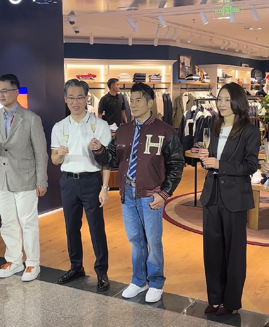 大明星真的太有钱了，这才是真正的有钱人，一件衣服将近6000块钱了，我的妈呀！