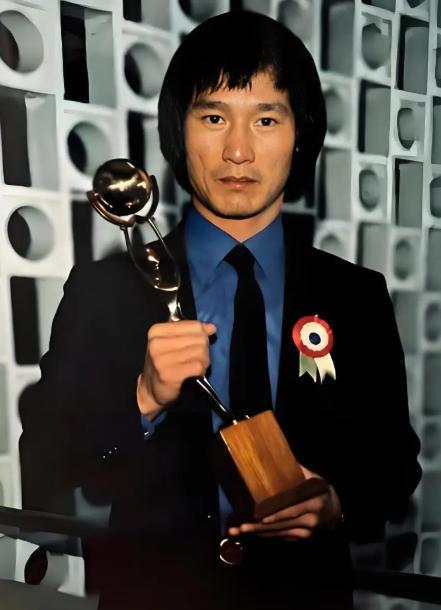 1984年，陈惠敏带着怀孕的妻子去参加宴会，碰见新义安的苏龙，苏龙一脚踢过去，陈