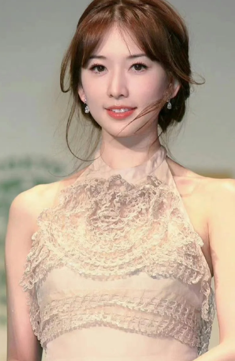 林志玲身旁戏水的男人很健硕啊肯定不是她丈夫黑泽良平，会是谁呢？林志玲婚后