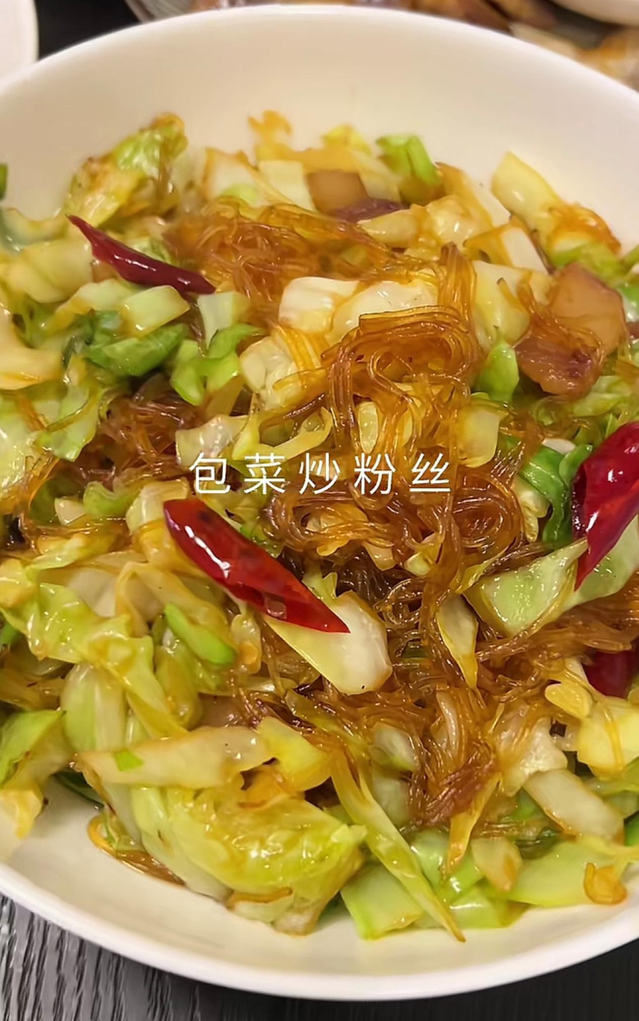 中午做一桌家常菜，粉丝包菜、葱烤梅子肉、烧茭白、番茄土豆汤，还有下饭鱼干。