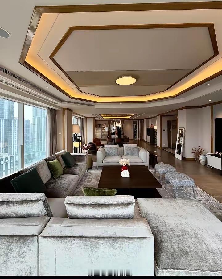 这是景甜要出售的460平户型的上海黄浦湾的房子，当时2020年景甜是花了1.38