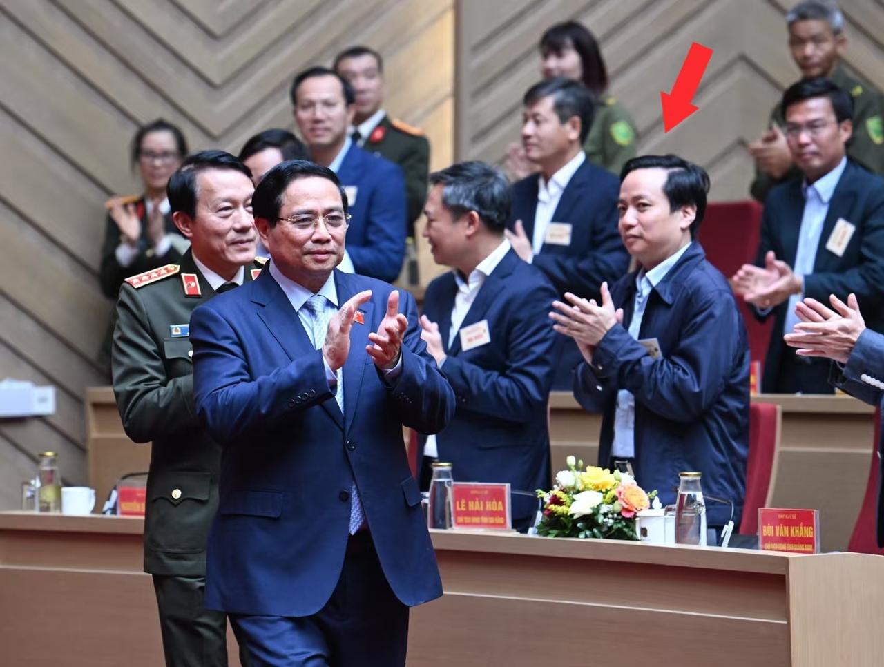 范明政在河内参加越南公安部举办的总结会议，当范明政在众人的簇拥下走进会场时，现场