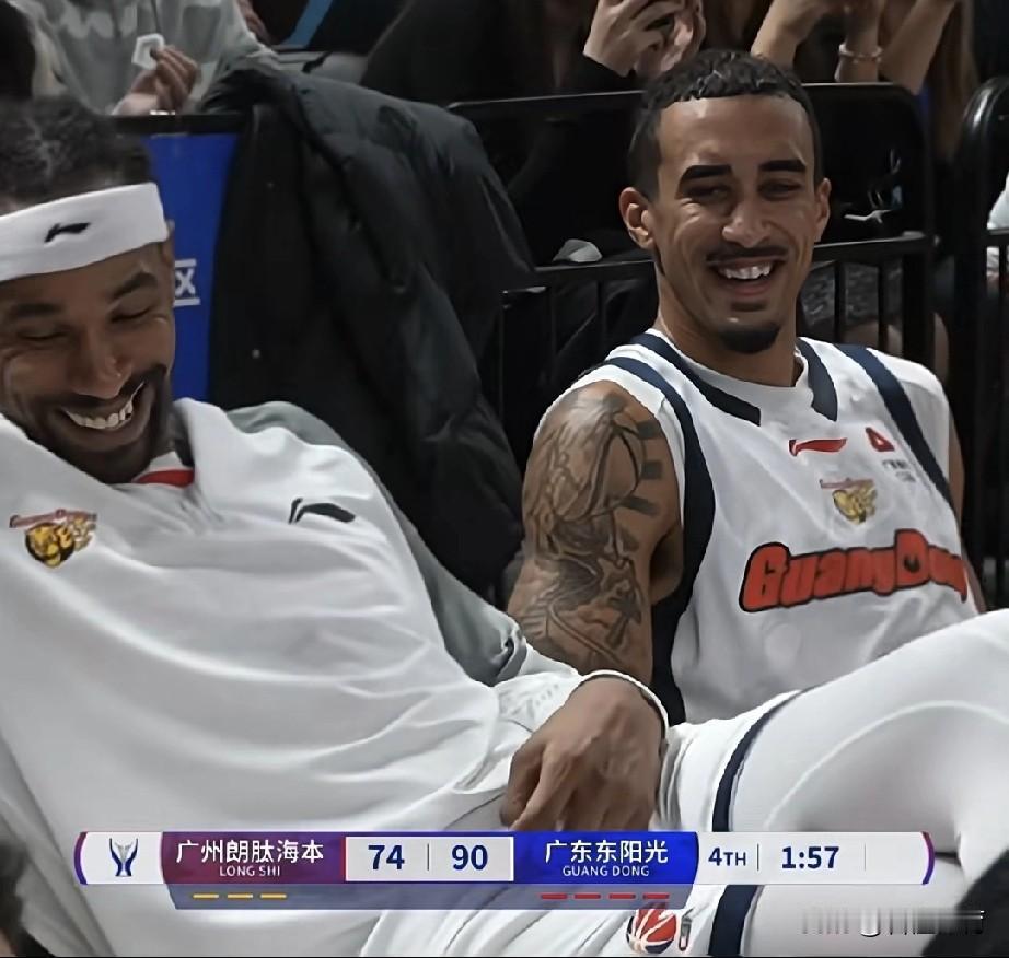 奎因、萨林杰这是看到啥了，竟然笑的这么开心？哦，原来是看到了因为抽筋躺在地上的“