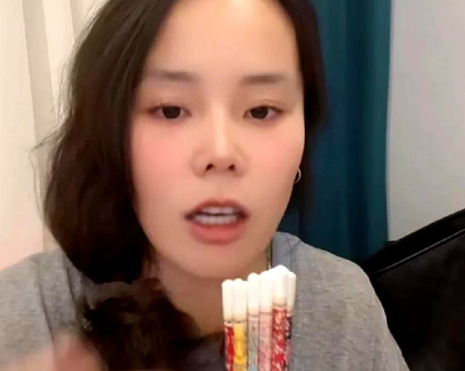 熊磊今晚直播说自己从来没有后悔过跟姚策结婚，而且还有这么一个可爱的孩子，说谈恋爱