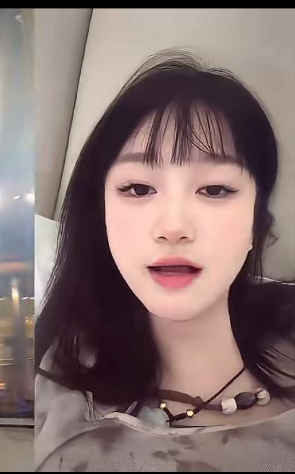 大闹重庆飞吉隆坡航班的小仙女，利用热度出来开直播了，连线还要收费，大言不惭地说，