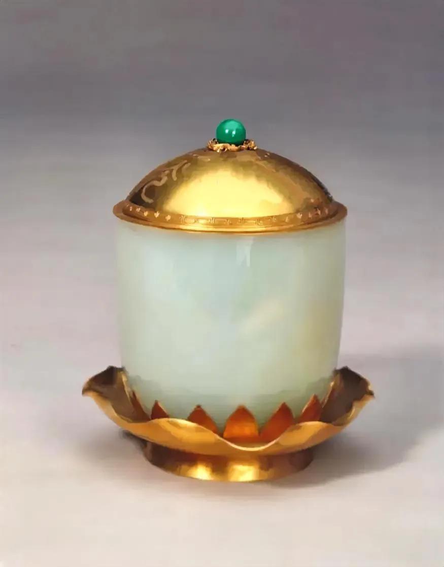 话说1914年，袁世凯有一个玉制显影茶杯，此杯玉身金盖，神奇的是向杯里倒水时，杯